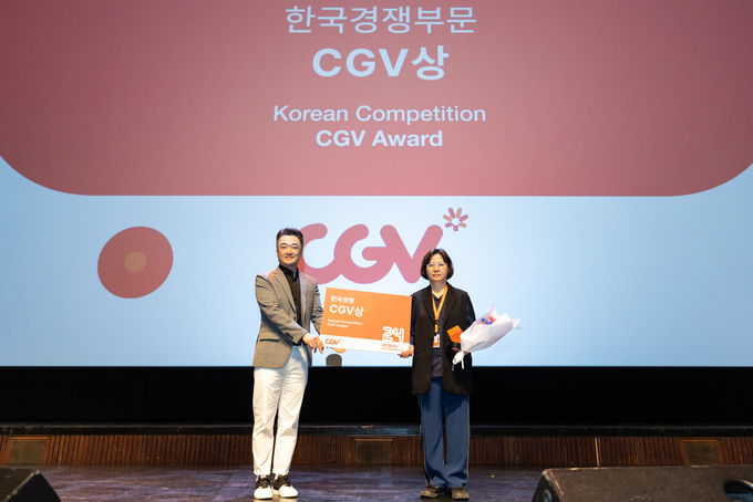 CGV 김종원 영업지원담당(왼쪽)과 '너를 줍다' 심혜정 감독(오른쪽)이 제24회 전주국제영화제 시상식에서 CGV상을 수상 후 기념촬영 하는 모습 ⓒ 파이낸셜데일리 / 전주국제영화제