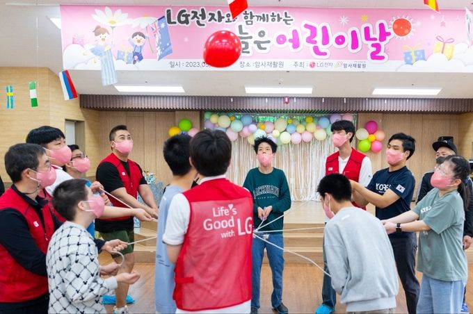 LG전자 직원들이 암사재활원 운동회에서 봉사활동을 하고 있는 모습 ⓒ 파이낸셜데일리 / LG전자