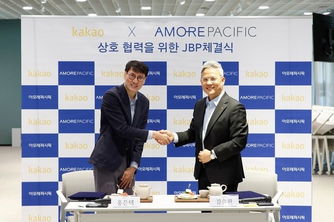 아모레퍼시픽과 카카오의 업무협약식 장면 - (좌)카카오 홍은택 대표(우)아모레퍼시픽 김승환 대표 ⓒ 파이낸셜데일리 / 아뫃레퍼시픽