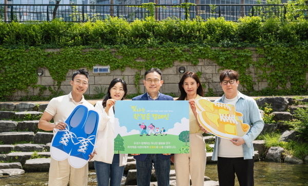 27일 서울시 종로구 청계천에서 ‘빛나는한걸음’ 캠페인에 참여한 직원들이 기념 촬영을 하고 있다 ⓒ 파이낸셜데일리 / 신한라이프