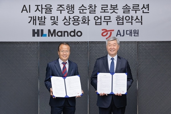 HL만도 최성호 부사장(왼쪽)과 AJ대원 김종성 부사장(오른쪽)이 협약 체결 후 기념촬영을 하고 있다. ⓒ 파이낸셜데일리 / HL만도