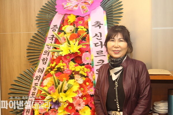 '신 다르크의 해외대첩' 출판기념회에서 기념촬영하고 있는 신숙희 박사 ⓒ 파이낸셜데일리 / 정경춘 기자