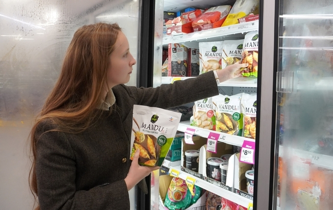 호주의 한 울워스(Woolworths) 매장에서 비비고 만두를 구매하고 있는 소비자의 모습 ⓒ 파이낸셜데일리 / CJ제일제당