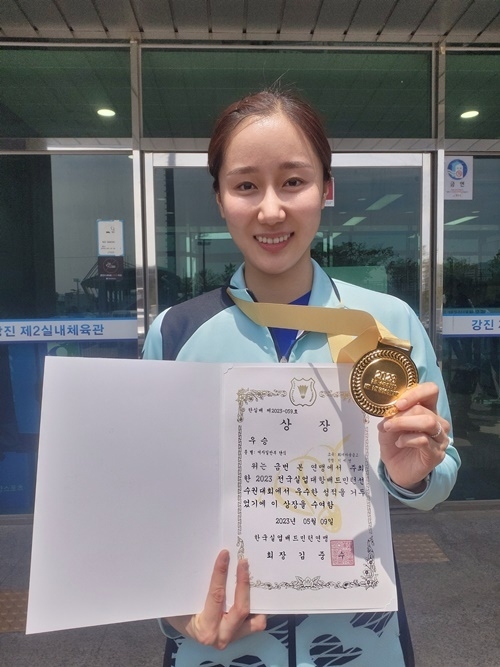 MG새마을금고 배드민턴단 이세연 선수가 2023 전국실업대항 배드민턴선수권대회에서 개인전 우승을 차지한 후 기념촬영하고 있다..ⓒ 파이낸셜데일리 / 새마을금고