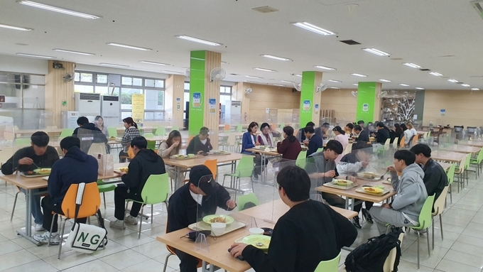 천원의 아침밥을 먹는 창신대학교 학생들 ⓒ 파이낸셜데일리 / 창신대학겨