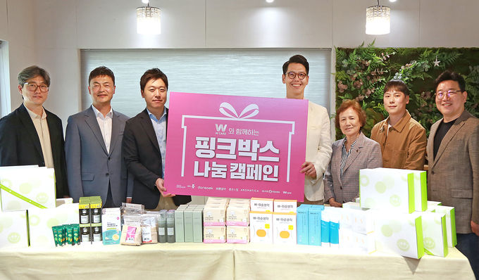 11일 서울시립십대여성건강센터 '나는봄'에서 '올리브영 핑크박스 나눔 캠페인 전달식'이 진행됐다. (왼쪽부터) 김영균 ㈜아로마티카 대표, 이승호 유한킴벌리 전무, 진세훈 CJ올리브영 MD사업본부장, 박경진 ㈜컨비니언스 대표, 이옥정 (사)막달레나공동체 대표, 박영호 주식회사 단색 대표, 박준성 CJ올리브영 전략지원담당이 기념 촬영하는 모습. ⓒ 파이낸셔데일리 / CJ올리브영