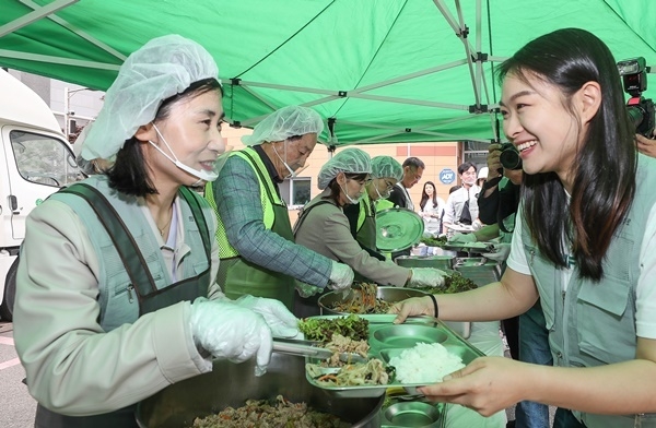 12일 인천시 부평구 부평6동행정복지센터에서 진행된 ‘영양가득 무료급식소 봉사활동’에서 이희정 사장 직무대행이 어르신들에게 전달될 식판에 배식을 진행하고 있다. ⓒ 파이낸셜데일리 / 인천국제공항공사