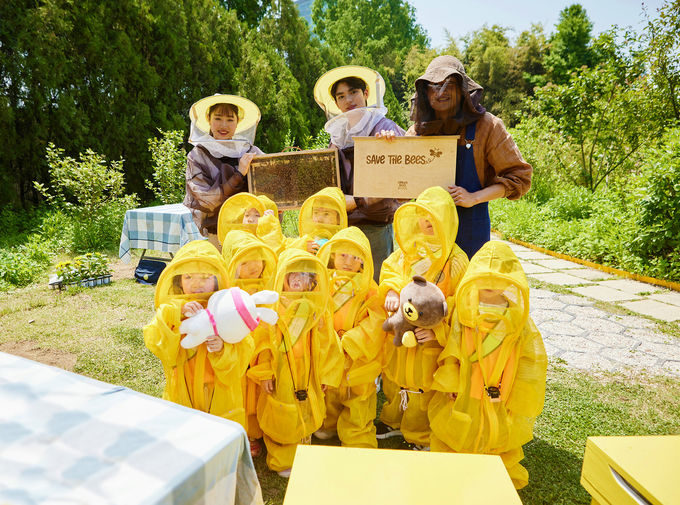 <strong>11일 서울 성동구 서울숲 K-Bee 도시양봉장에서 열린 꿀벌 체험행사에서 박진 어반비즈 대표(좌측 세 번째)와 KB금융그룹이 후원하는 차준환(좌측 두 번째), 이해인(좌측 첫 번째) 피겨스케이팅 선수가 아이들과 기념촬영을 하고 있다. ⓒ 파이낸셜데일리 / KB국민은행</strong>