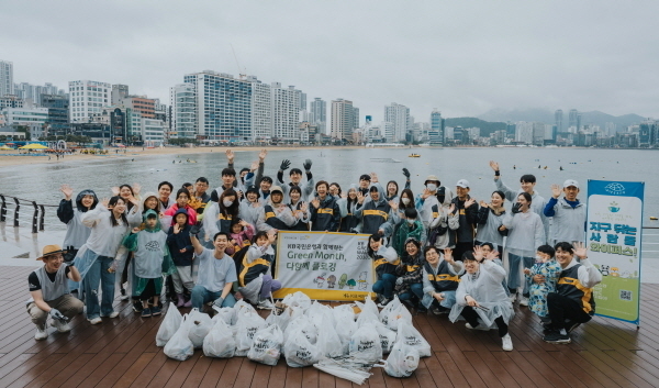 KB국민은행직원들이 부산 광안리 ‘Green Month, 다함께 플로깅’ 행사 실시 후 기념촬영 하는 모습 ⓒ 파이낸셜데일리 / KB국민은행