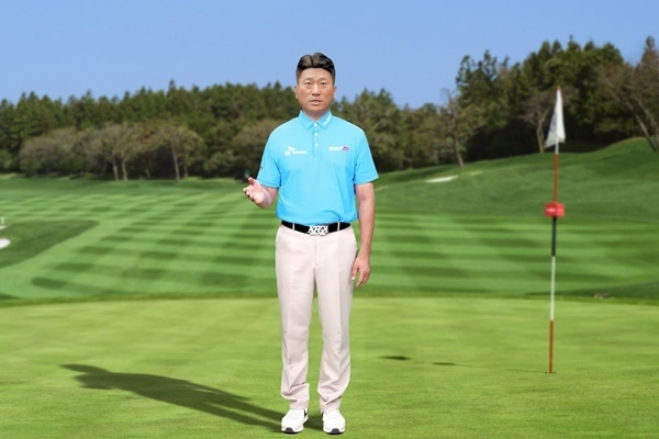 SKT의 음성합성 기술과 딥브레인 AI의 페이스 스왑 기술이 활용된 AI 휴먼 ‘AI 최경주 공동집행위원장’이 중계 화면에서 라운드별 관전 포인트 등 다양한 대회 정보를 시청자에게 전달하는 모습. ⓒ 파이낸셜데일리 / SKT