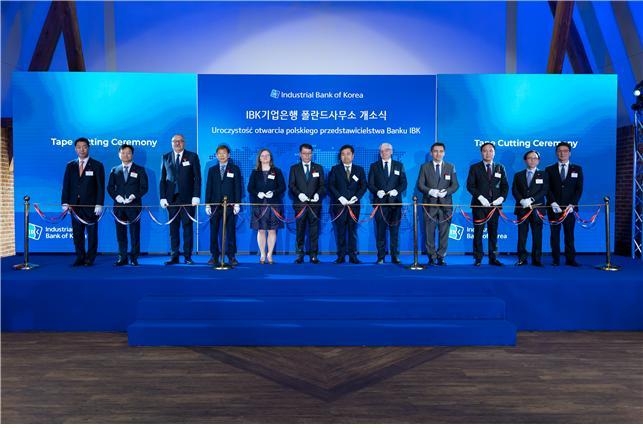 16일 폴란드 브로츠와프에서 열린 ‘IBK기업은행 폴란드 사무소 개소식’에서 김성태 IBK기업은행장(왼쪽 6번째)이 주요 인사들과 함께 테이프 커팅 행사를 하고 있는 모습. (왼쪽부터) 박봉규 IBK기업은행 글로벌·자금시장 그룹장, 안승광 브로츠와프 기업협의회장, 체자르 프쉬빌스키 돌르노실롱스키에 州총리, 이홍민 폴란드 한인연합회장, 안나 하우바 폴란드 재무부 차관, 김성태 IBK기업은행장, 임훈민 駐폴란드 대사, 야로스와프 오브램스키 돌르노실롱스키에 州지사, 파벨 쿠르타시 폴란드 투자청장, 조봉현 IBK기업은행 경제연구소장, 최광진 IBK기업은행 CIB그룹장, 김지욱 IBK기업은행 폴란드 사무소장. ⓒ 파이낸셜데일리 / IBK기업은행