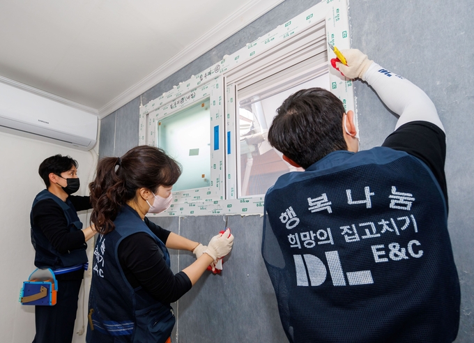 DL이앤씨 임직원들이 지난 16일 서울시 종로구 창신동에 위치한 저소득 가정을 찾아 ‘희망의 집고치기 행복나눔’ 활동을 진행하고 있는 모습 ⓒ 파이낸셜데일리 / DL이앤씨
