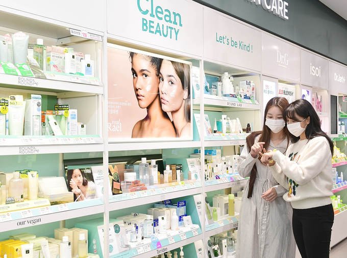 올리브영 명동 플래그십을 방문한 고객이 올리브영 클린뷰티 제품을 살펴보고 있는 모습 ⓒ 파이낸셜데일리 / CJ올리브영