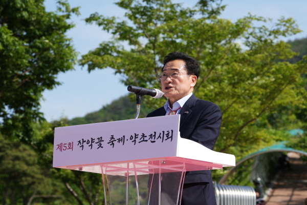  '제5회 영천 작약꽃 축제' 개막 을 알리는 최기문 영천시장 ⓒ파이낸셜데일리/영천시
