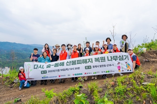 지난 18일 권선무 BC카드 전무(뒷줄 오른쪽에서 세번째), 김용국 한국환경산업기술원 상임이사(뒷줄 오른쪽에서 네번째), 심정교 동해시청 녹지과장(뒷줄 오른쪽에서 두번째)을 비롯해 BC카드 임직원 봉사단이 동해시 발한동 일대에 왕벚나무 식수활동을 펼치는 모습. ⓒ 파이낸셜데일리 / BC카드