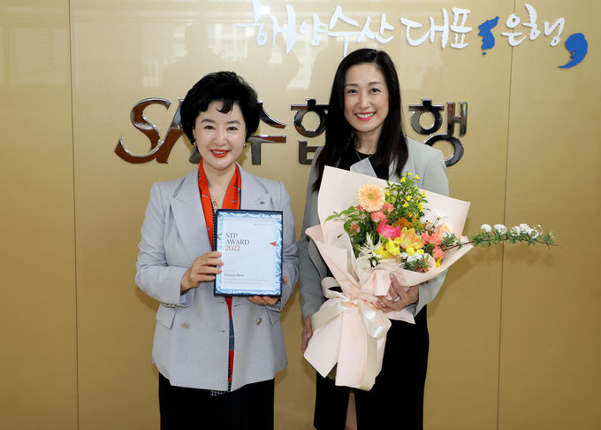 19일, 미국 소재 글로벌 금융기관인 뉴욕멜론은행(BNY Mellon)으로부터 ‘외화송금서비스 최우수기관’으로 선정돼 STP 어워드를 수상했다. 사진은 19일 진행된 어워드 행사에서 수협은행 강신숙 은행장(왼쪽)과 뉴욕멜론은행 Wennie Chen 아시아 재무책임자가 기념촬영을 하는 모습 ⓒ 파이낸셜데일리 / Sh수협은행