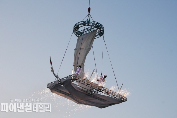 불꽃으로 표현한 넌버벌 퍼포먼스 ⓒ파이낸셜데일리/박미화 기자