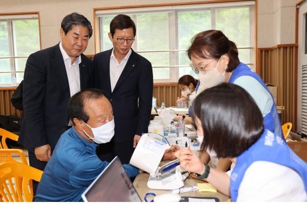 20일 경기도 광주시 번천초등학교에서 진행된 농촌순회진료행사에서 중부농협 손종규 조합장(왼쪽)과 NH농협생명 윤해진 대표이사(오른쪽)가 연세의료원 의료진을 격려하고 있다. ⓒ 파이낸셜데일리 / NH농협생명