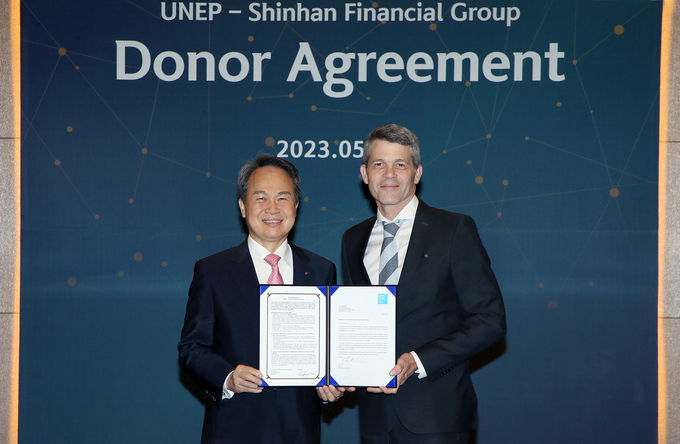 협약식에 참석한 진옥동 신한금융그룹 회장(사진 왼쪽)과 에릭 어셔(Eric Usher) UNEP FI 사무총장이 기념촬영을 하고 있다. ⓒ 파이낸셜데일리 / 신한금융그룹