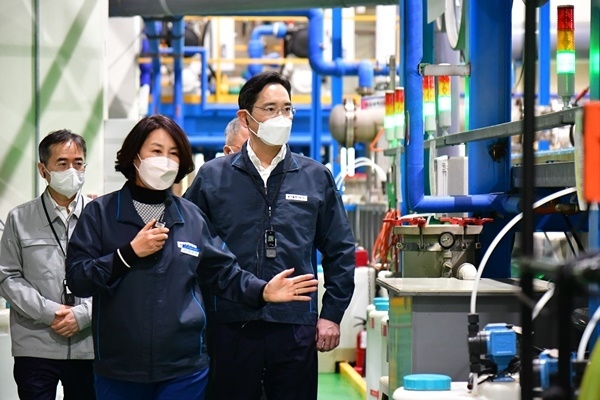 2022년 11월 8일 이재용 삼성전자 회장이 삼성전자로부터 스마트공장 구축 지원을 받은 부산 소재 도금 기업 '동아플레이팅'을 방문해 제조 현장을 둘러보고 있다. ⓒ 파이낸셜데일리 / 삼성전자