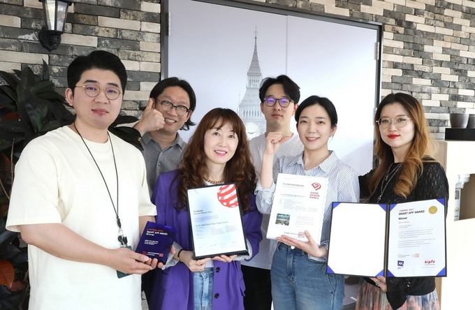 다림 LG유플러스 마케팅전략담당(왼쪽에서 세번째)과 일상비일상의틈팀원들이 ‘iF 디자인 어워드 2023’ 2관왕 기록 후 기념사진을 촬영하고 있는 모습 ⓒ 파이낸셜데일리 / LG유플러스