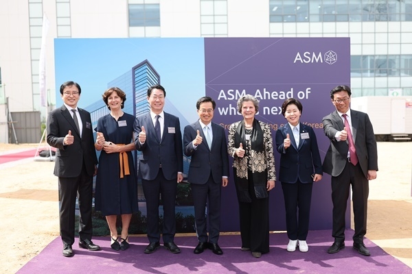 김동연 경기도지사(가운데)를 비롯한 관계자들이 경기도 화성 동탄의 네덜란드반도체 공정장비 제조기업 ASM의 기공식에 참석 기념촬영을 하고 있다. ⓒ 파이낸셜데일리 / 경기도청