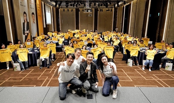 지난 19일(금) 대전 롯데시티호텔에서 진행된 ‘투자콘서트 IN 대전’ 행사에서 PRIME CLUB 운영진과 함께 행사에 참석한 고객들이 PRIME CLUB T셔츠를 들고 기념촬영을 하고 있다. 왼쪽부터 김권진 부장(필명:드림플래너), 박건희 차장(필명:태조박건), 민재기 부장(필명:키맨), 유영화 과장(필명:아네뜨). ⓒ 파이낸셜데일리 / KB증권