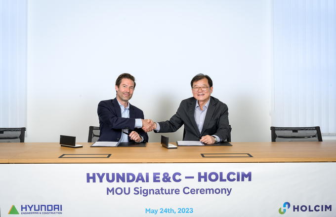 현대건설 기술연구원장 박구용 전무와 홀심 프랭크 부르크하르트 CMO가(오른쪽부터) MOU 체결 후 기념사진을 촬영하고 있다. ⓒ 파이낸셜데일리 / 현대건설