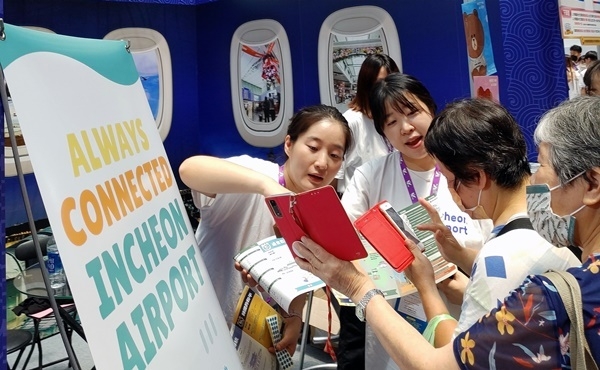 27일 대만 타이베이 세계무역센터에서 열린 2023타이베이국제관광박람회( TTE) 인천공항 부스에서 외국인 참가자들이 이벤트에 참여하고 있다. ⓒ 파이낸셜데일리 / 인천국제공항공사