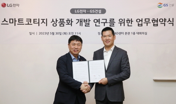 30일 LG전자 가산R&D캠퍼스에서 진행된 업무협약 MOU 체결식에서 GS건설 미래혁신대표 허윤홍 사장(오른쪽)과 LG전자 H&A사업본부 류재철 사장(왼쪽)이 기념촬영을 하고 있다. ⓒ 파이낸셜데일리 / GS건설