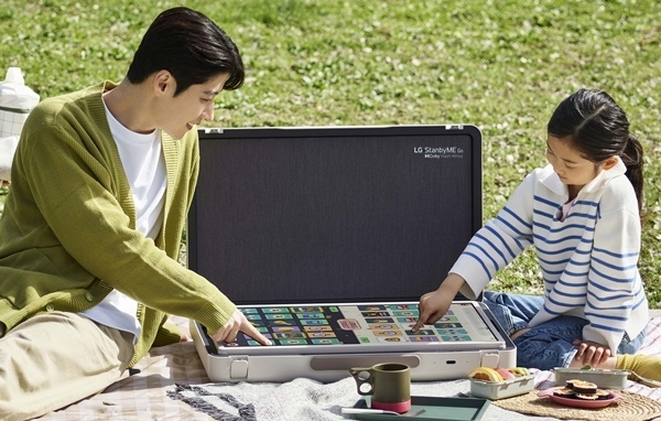 LG 스탠바이미 Go는 고객이 TV 시청을 즐기는 공간의 경험을 확장하는 새로운 라이프스타일 스크린이다. 실내뿐만 아니라 공원, 캠핑장 등 야외에서도 시청 환경에 따라 화면을 가로 또는 세로로 돌리거나 테이블 모드 등으로 활용해 다양한 콘텐츠를 즐길 수 있다. LG전자 모델들이 LG 스탠바이미 Go의 다양한 모드를 체험하고 있다. ⓒ 파이낸셜데일리 / LG전자