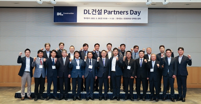 26일 서울 여의도동에 위치한 전경련회관 컨퍼런스센터에서 열린 ‘DL건설 파트너스 데이(Partners day)’ 진행 후 DL건설 곽수윤 대표이사(앞줄 왼쪽 일곱 번째) 및 관계자들이 기념 촬영하고 있다. ⓒ 파이낸셜데일리 / DL건설