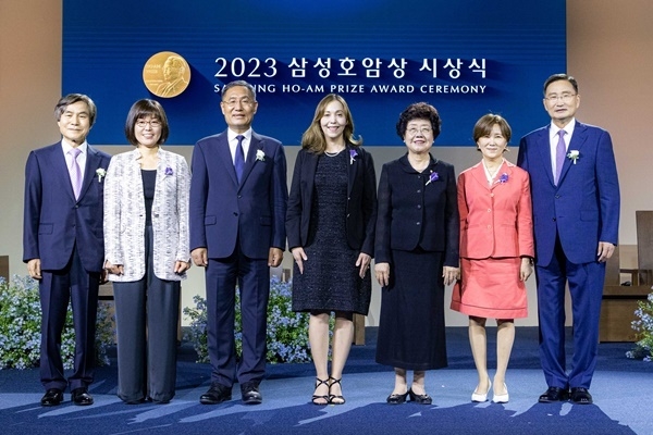 삼성호암상 수상자들이 1일 서울신라호텔 다이너스티홀에서 열린 ‘2023 삼성호암상 시상식’에서 기념 촬영을 하고 있다. (왼쪽부터) 과학상 물리·수학부문 임지순 포스텍 석학교수, 과학상 화학·생명과학부문 최경신 위스콘신대 교수, 공학상 선양국 한양대 석좌교수, 의학상 마샤 헤이기스 하버드의대 교수, 예술상 신수정 서울대 명예교수(조성진 피아니스트 대리 수상), 사회봉사상 사단법인 글로벌케어 추성이 공동대표, 박용준 회장. ⓒ 파이낸셜데일리 / 호암재단
