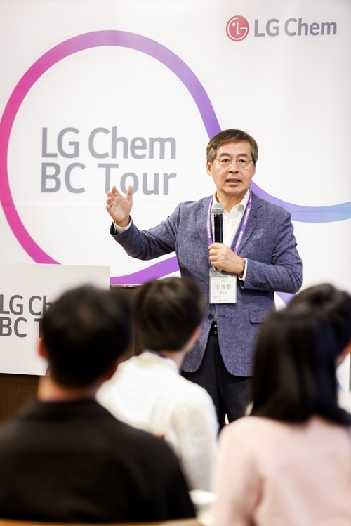 신학철 LG화학 부회장이 일본 인터컨티넨털 도쿄 베이 호텔에서 열린 글로벌 인재 채용 행사 'BC투어'를 주관하며 환영사를 하고 있다. ⓒ 파이낸셜데일리 / LG화학
