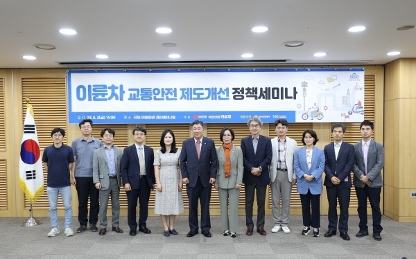 '이륜차 교통안전 제도개선 정책세미나' 후 관계자들이 기념촬영하는 모습. 박정훈 라이더유니온 조직국장, 김민우 교통안전공단 책임연구원, 조명수 전국이륜차배달라이더협회 사무총장, 김규동 보험연구원 연구위원, 정미경 도로교통공단 책임연구원, 최승재 국회의원, 이인선 국회의원, 이수범 서울시립대학교 교수, 지연환 경찰청 계장, 김세연 한국선진교통문화연합회 이사장, 박수홍 금융감독원 팀장, 유상용 삼성교통안전문화연구소 책임연구원 ⓒ 파이낸셜데일리 / 손해보험협회