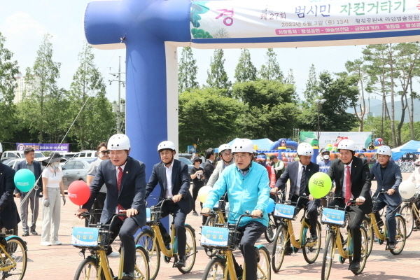 제27회 범시민자전거타기 축제에 참여한 주낙영 경주시장이 자전거타기 퍼레이드에 참여하고 있다.ⓒ파이낸셜데일리/경주시