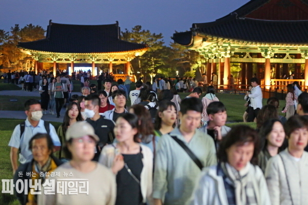 동궁과 월지 야경에 관광객 ⓒ파이낸셜데일리/경주시