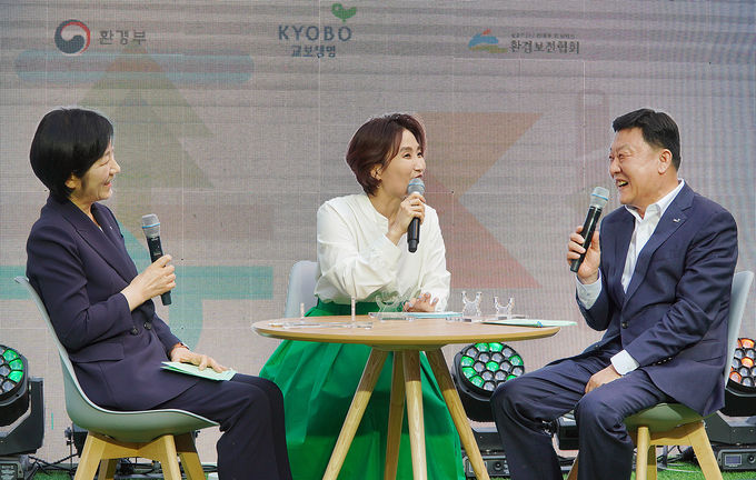 5일 저녁 종로구 교보생명빌딩 야외무대에서 열린 '환경교육 북콘서트'에서 한화진 환경부장관(왼쪽)과 편정범 교보생명 대표이사 사장(오른쪽)이 환경교육과 환경보호 실천에 대한 진솔한 이야기를 나누고 있다. ⓒ 파이낸셜데일리 / 교보생명