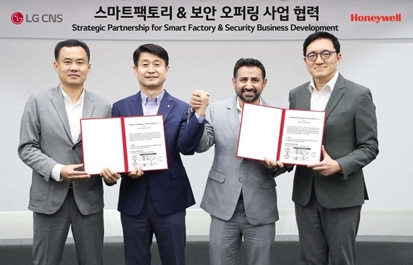 (왼쪽부터) 하니웰 HCCI 안성모 한국지사 총괄매니저(전무), LG CNS 이진규 스마트팩토리사업부장(전무), 하니웰 HCCI 수닐 판디타(Sunil Pandita) 총괄매니저(부사장), LG CNS 배민 보안/솔루션사업부장(상무)이 양해각서 체결 후 기념촬영하는 모습. ⓒ 파이낸셜데일리 / LG CNS