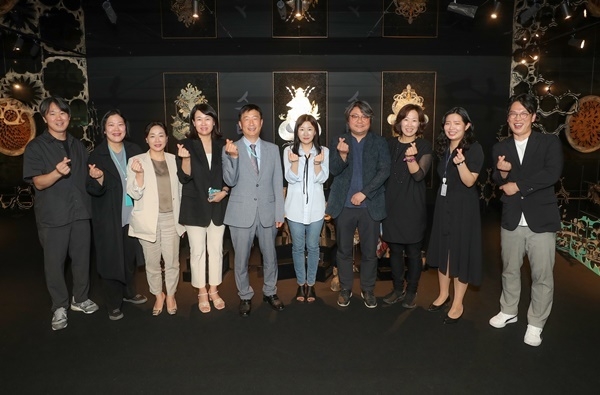 8일 인천공항 제1여객터미널 4층 한국문화거리에서 진행된 ‘궁중잔치 특별전시 개막행사’에서 인천국제공항공사 류진형 운영본부장(사진 왼쪽에서 다섯번 째), 경기문화재단 송창진 지역문화본부장(사진 왼쪽에서 일곱 번 째), 김소산 작가(사진 왼쪽에서 여섯번 째) 및 양 기관 관계자들이 기념촬영을 하고 있다. ⓒ 파이낸셜데일리 / 인천국제공항공사