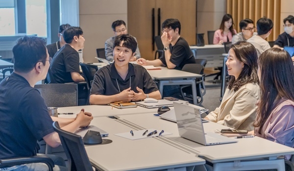 LG화학 임직원들이 '제1회 커리어 위크(Career Week)' 경력개발 워크숍에 참석해 개인 경력개발 방안에 대해 논의하고 있다. ⓒ 파이낸셜데일리 / LG화학