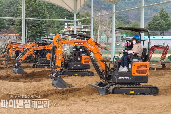 소형건설기계 조종자 면허취득 교육 ⓒ파이낸셜데일리/울진군