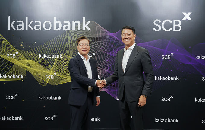 카카오뱅크 윤호영 대표(왼쪽)와 아르시드 난다위다야(Arthid Nanthawithaya) SCBX 대표이사가 지난 15일 태국 방콕에 위치한 SCBX 본사에서 진행된 '태국 가상은행 인가 획득을 위한 업무협약' 체결식에서 기념 촬영을 하고 있다. ⓒ 파이낸셜데일리 / 카카오뱅크