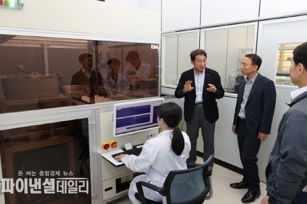 수산물품질관리센터를 방문해 방사능 검사 장비로 방사능을 측정하는 모습ⓒ파이낸셜데일리/포항시