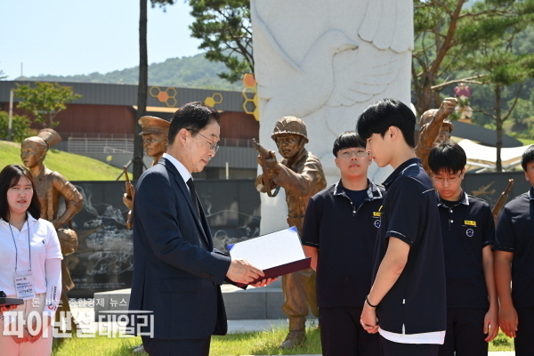 워커장군 알리기’에 앞장선 장곡중 학생에게 장학금 전달 ⓒ파이낸셜데일리/경북교육청