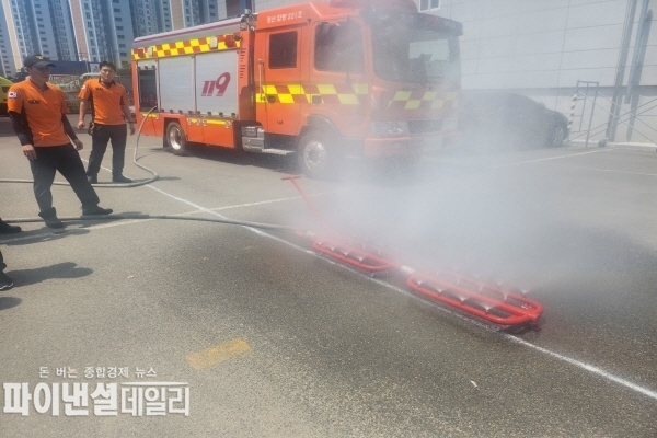 전기자동차에 대한 효율적 화재진압 대응 방안으로 맞춤형 ‘상방향 살수장치’를 제작 ⓒ파이낸셜데일리/경산소방서