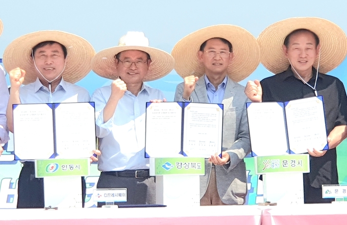 19일, 경상북도 문경시 공동영농단지에서 정성필 CJ프레시웨이 대표이사(우측 두번째), 이철우 경상북도지사(좌측 두번째), 신현국 문경시장(우측 첫번째), 권기창 안동시장(좌측 첫번째)이 업무협약을 마치고 기념촬영을 하고 있다. ⓒ 파이낸셜데일리 / CJ프레시웨이
