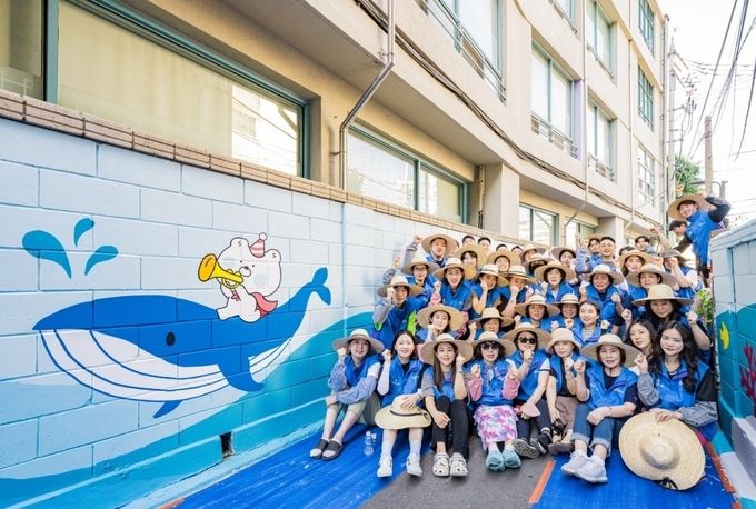 신한라이프 영업가족이 어린이들 위한 벽화 그리기 봉사활동 진행 후 기념촬영하는 모습 ⓒ 파이낸셜데일리 / 신한라이프