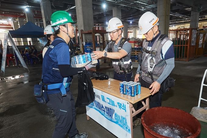 ㈜한화 건설현장에서 근로자들에게 음료수를 제공하는 감성 안전 활동을 실시하고 있다 ⓒ 파이낸셜데일리 / (주)한화 건설부문