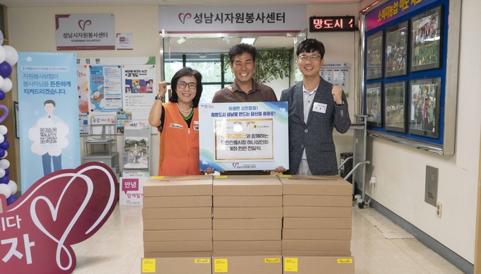  20일 성남시 분당구의 성남시자원봉사센터에서 진행된 계좌번호 안내판 전달식에서 이형주 카카오뱅크 최고비즈니스책임자(오른쪽부터)와 전영진 모란전통시장 하나상인회장, 장현자 성남시 자원봉사센터장이 기념 촬영을 하고 있다. ⓒ 파이낸셜데일리 / 카카오뱅크